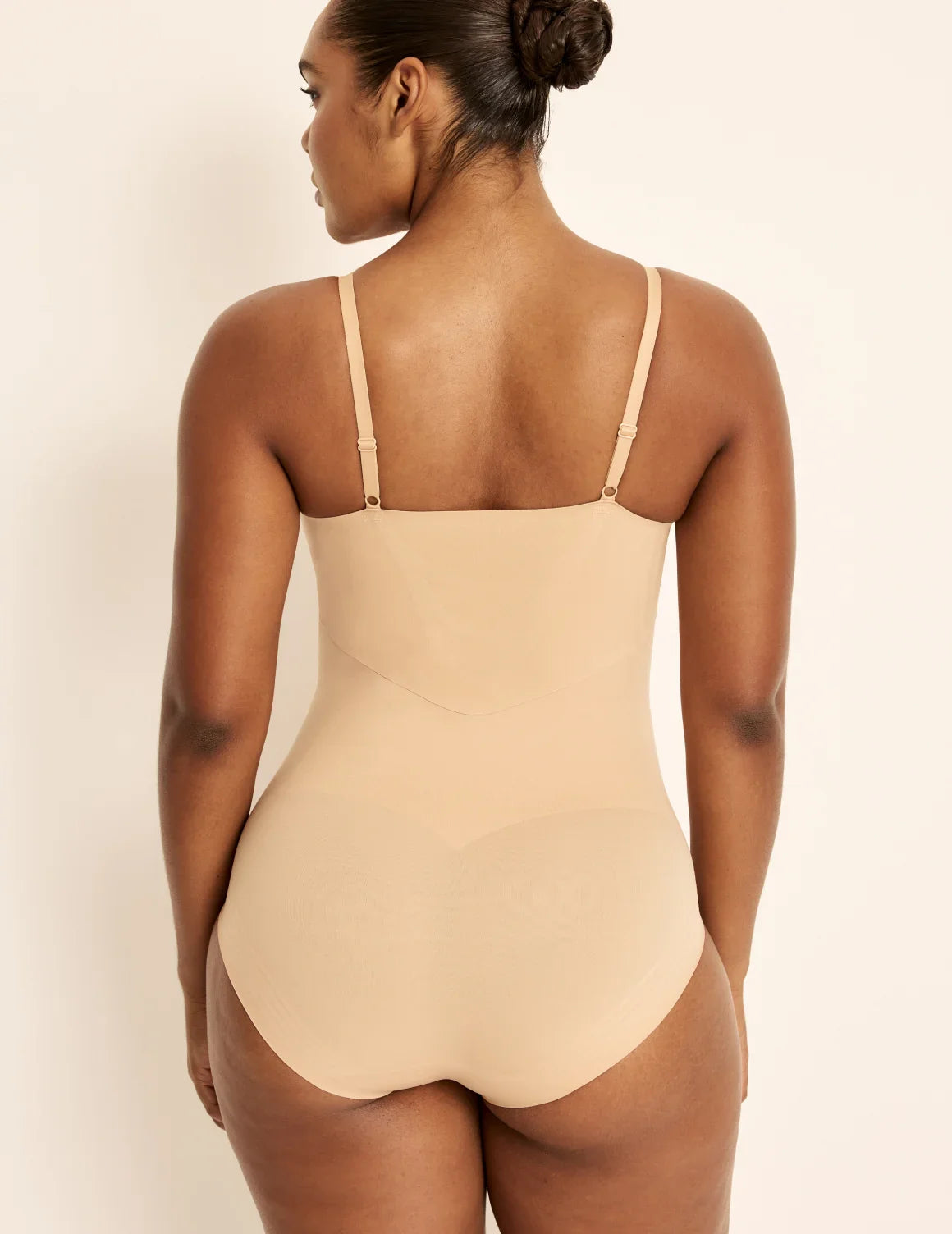 Amber is a 36C, has 46” hips, is 5’10.5” tall and wears a size L | Warm Sand