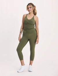 Sarah (Birds Papaya) is wearing KNIX M | Olive