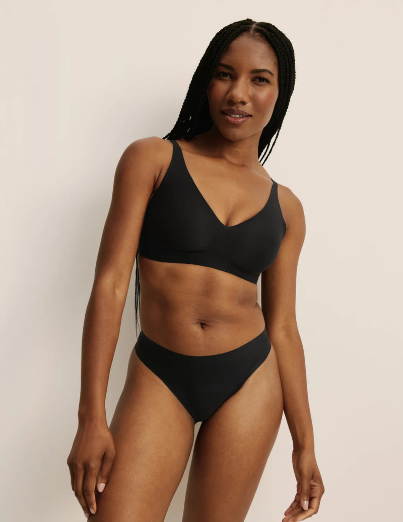 Gin has 38” hips, and wearing KNIX S | Black