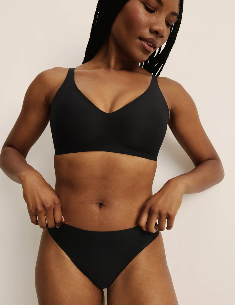 Gin has 38” hips, and wearing KNIX S | Black