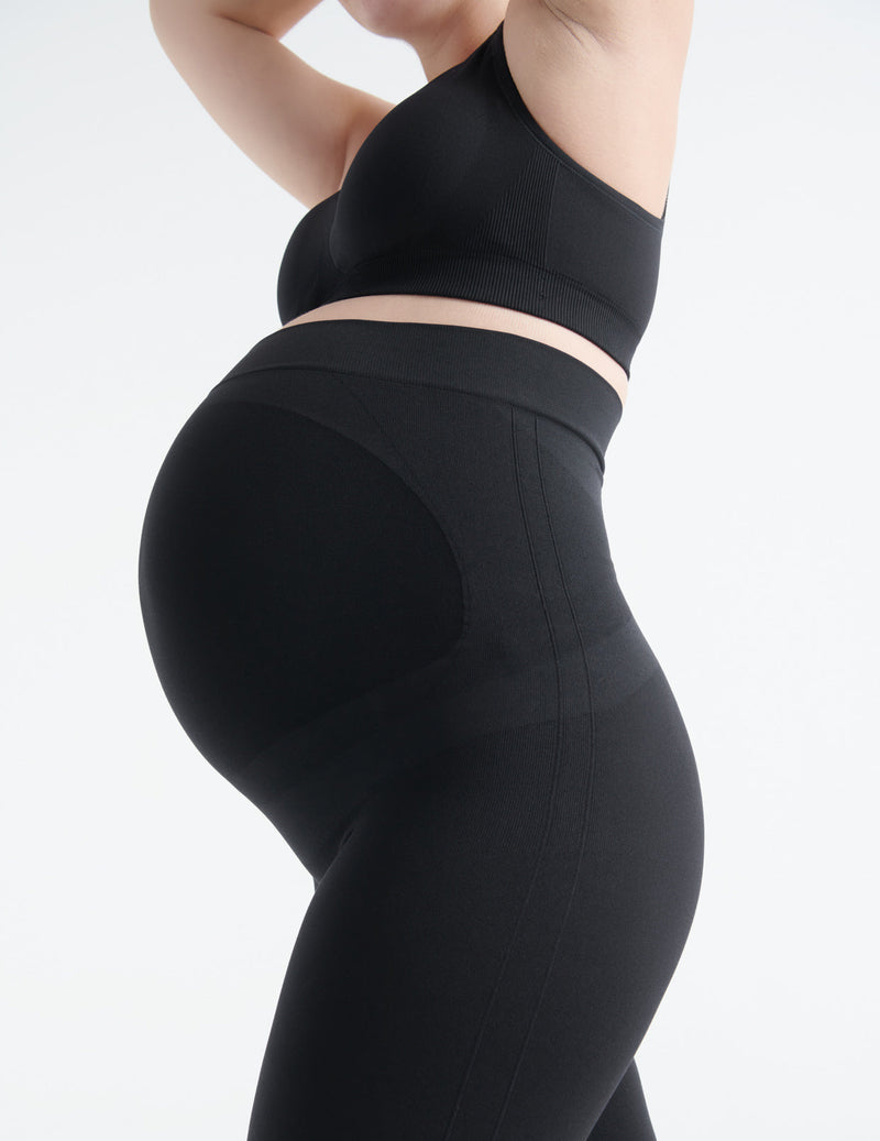 Ashleigh wears a size L | Black