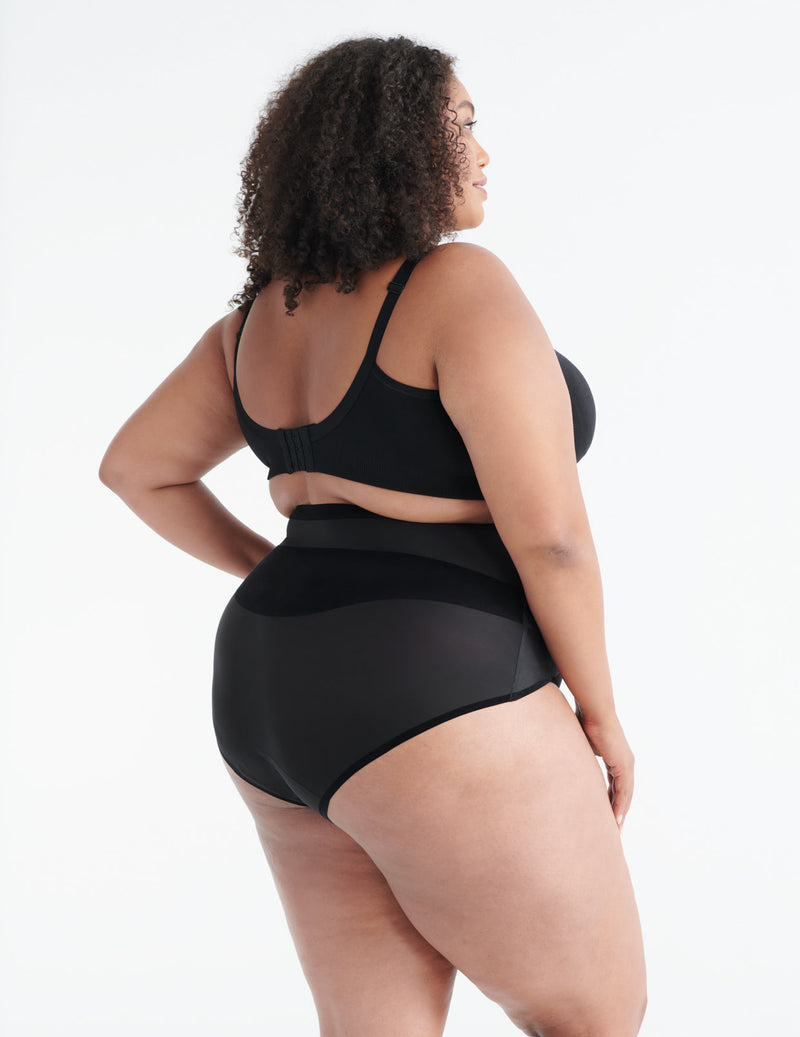 Brittnee is a 40D and wears a Knix size XXL | Black