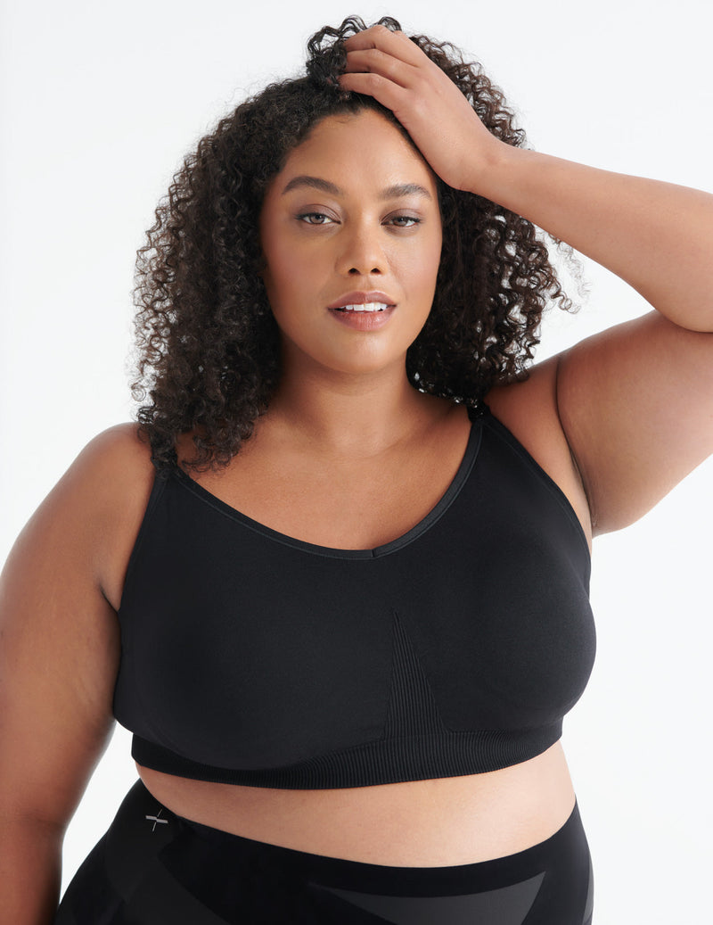 Brittnee is a 40D and wears a Knix size XXL | Black