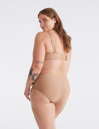 Chloe is a 38DD and wears a Knix size 7 | Cavassa