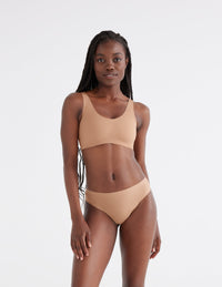 Abigail is a 32B and wears a Knix size S | Cavassa