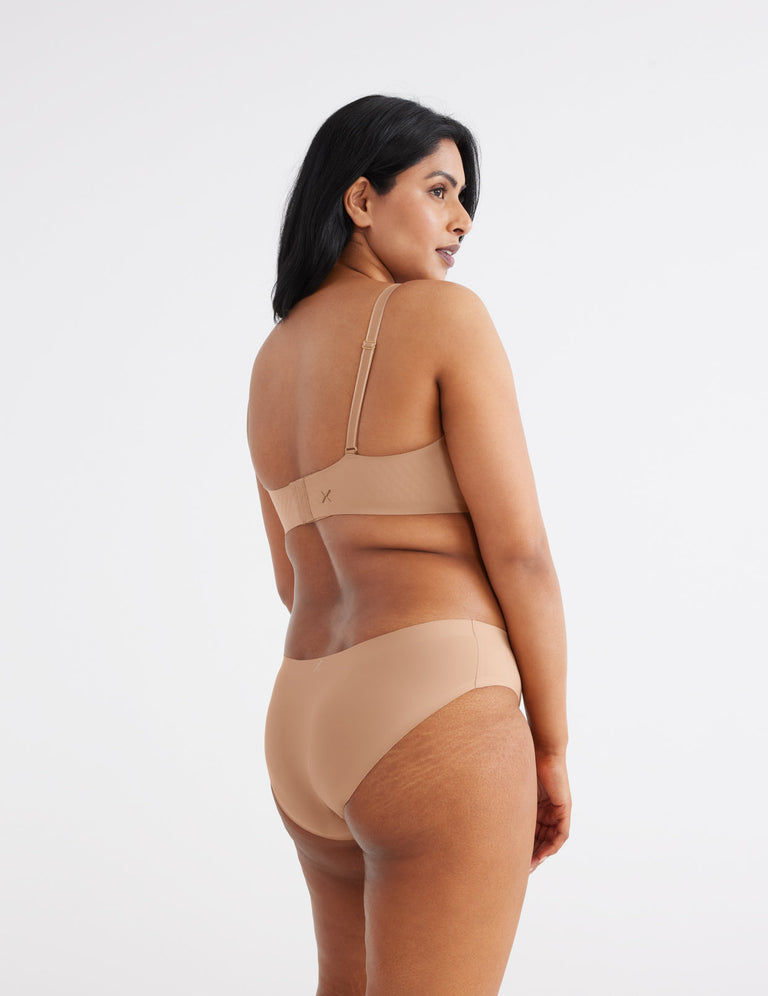 Chinthiya has 42" hips and wears a Knix size L | Warm Sand