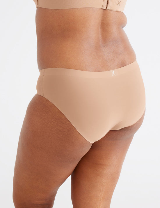 Chinthiya has 42" hips and wears a Knix  | Warm Sand