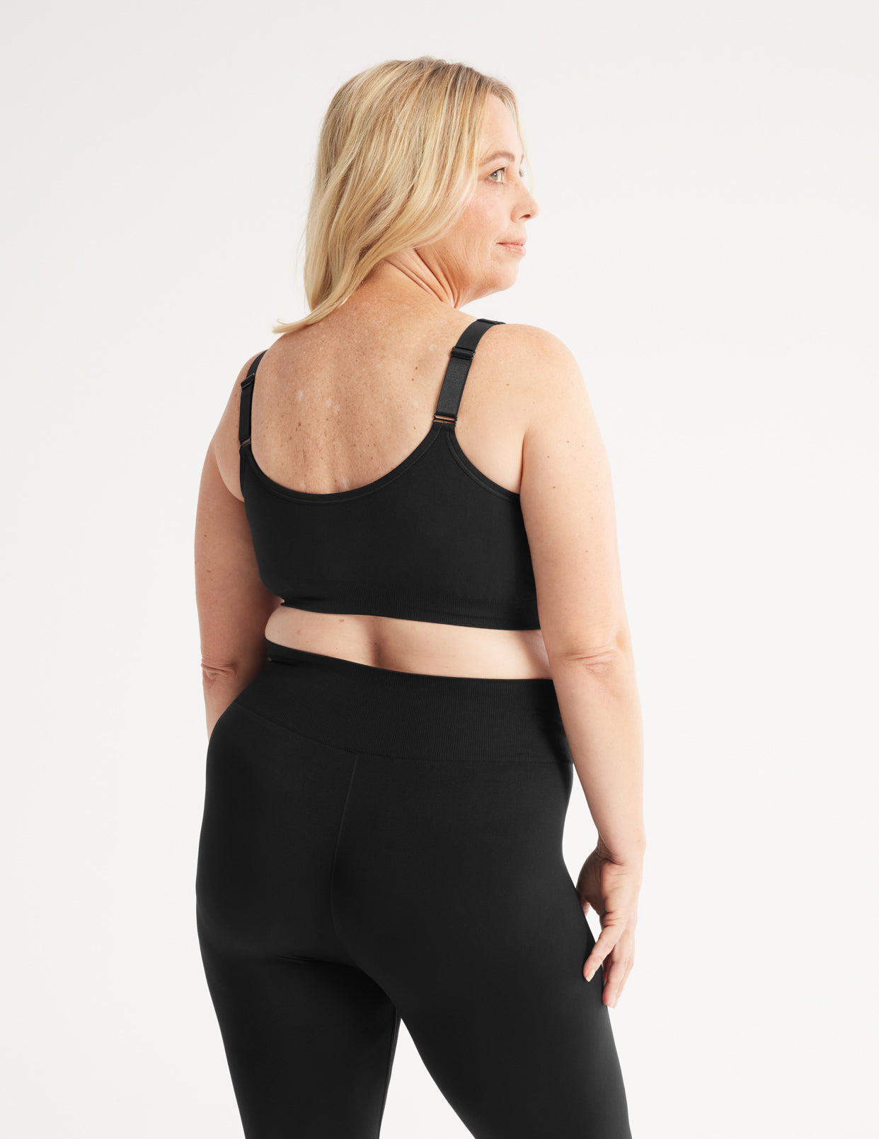 Kimberly is a customer and wears a Knix size L | Black
