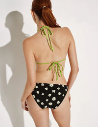 Molly has 35.5” hips and wears a Knix size S | Daisy