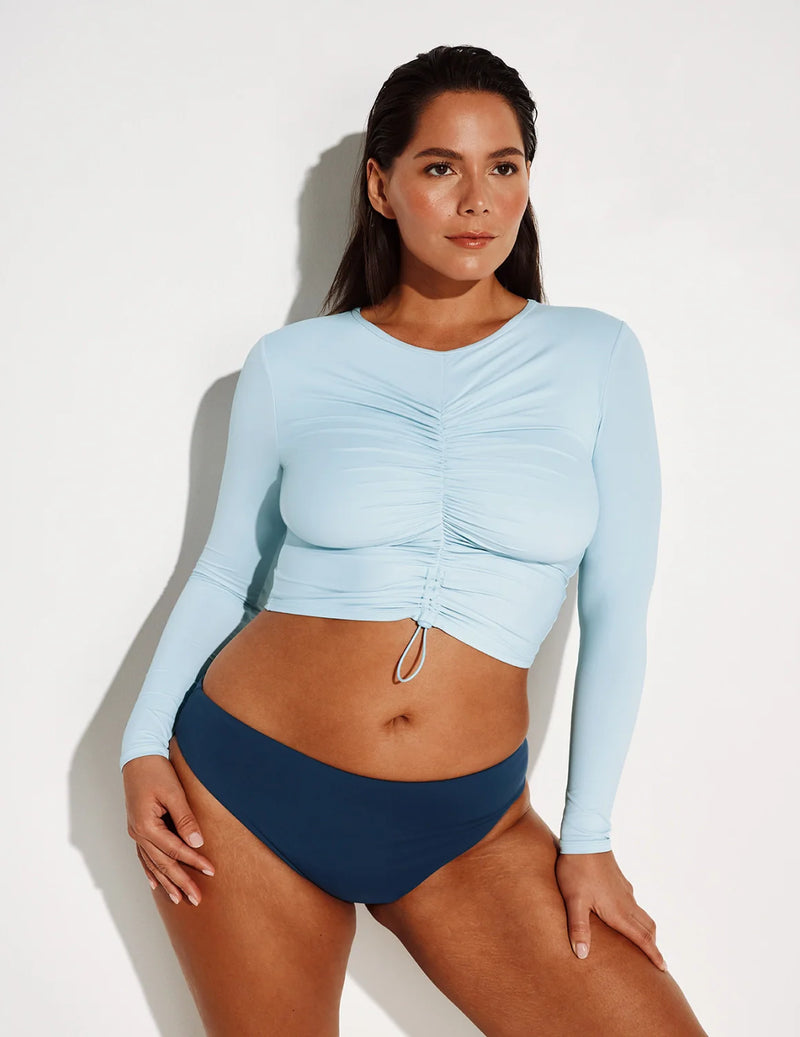 Maya has 43” hips and wears a Knix size L | Horizon