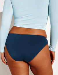 Maya has 43” hips and wears a Knix size L | Horizon