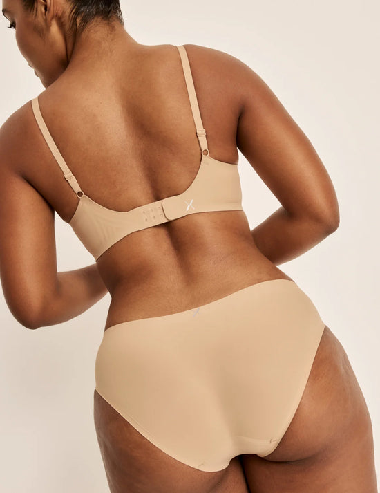 Amber has 46” hips, and wearing KNIX L | Warm Sand