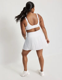 Adiya is a 36C and wears a Knix size L | White