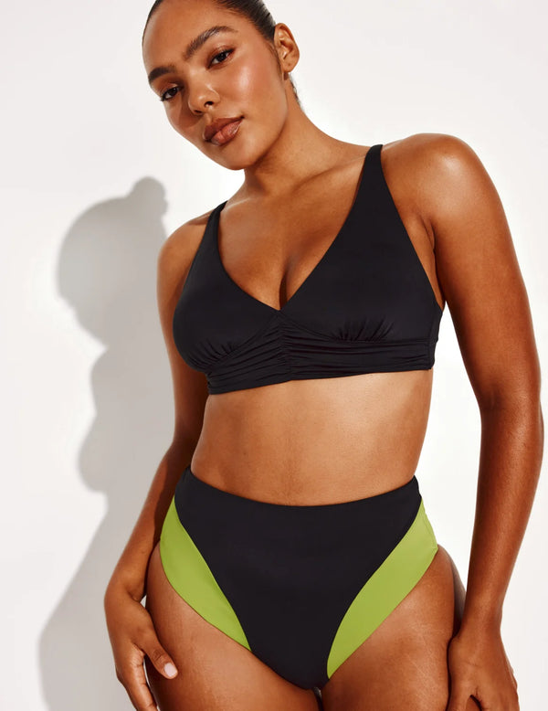 Amber has 44” hips and wears a Knix size L | Black/Chartreuse