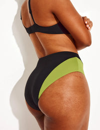 Amber has 44” hips and wears a Knix size L | Black/Chartreuse