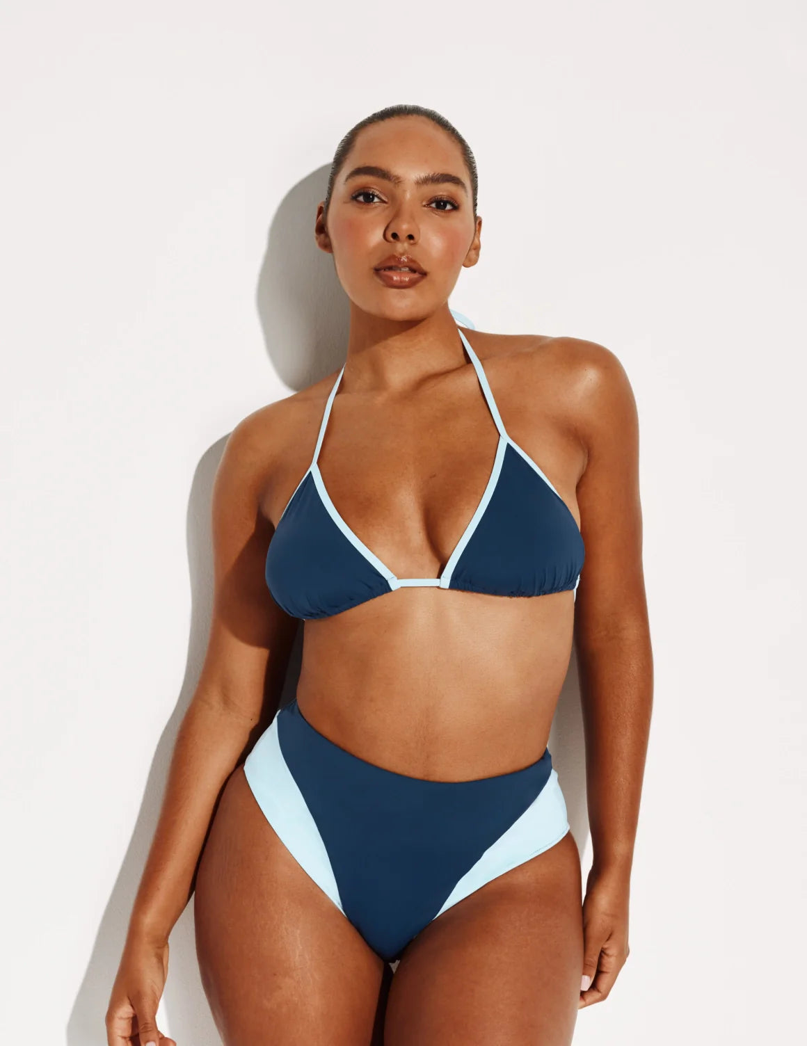 Amber has 44” hips and wears a Knix size L | Horizon/Blue Ice