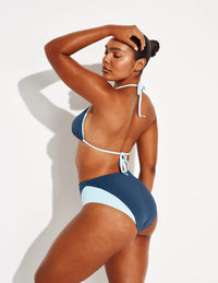 Amber has 44” hips and wears a Knix size L | Horizon/Blue Ice