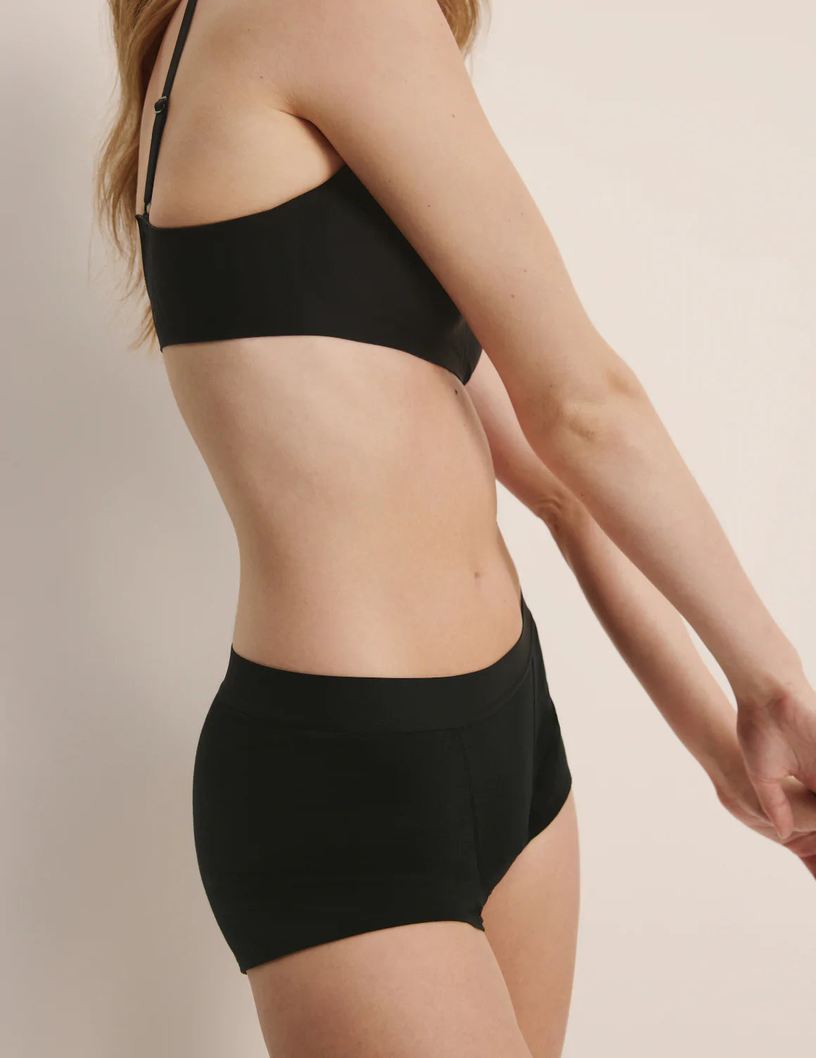 Esther is wearing KNIX M | Black