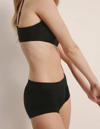 Esther is wearing KNIX M | Black