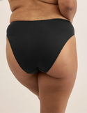 Binta has 44” hips wearing KNIX L | Black