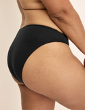 Binta has 44” hips wearing KNIX L | Black