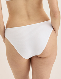 Molly has 36“ hips wearing KNIX S | White