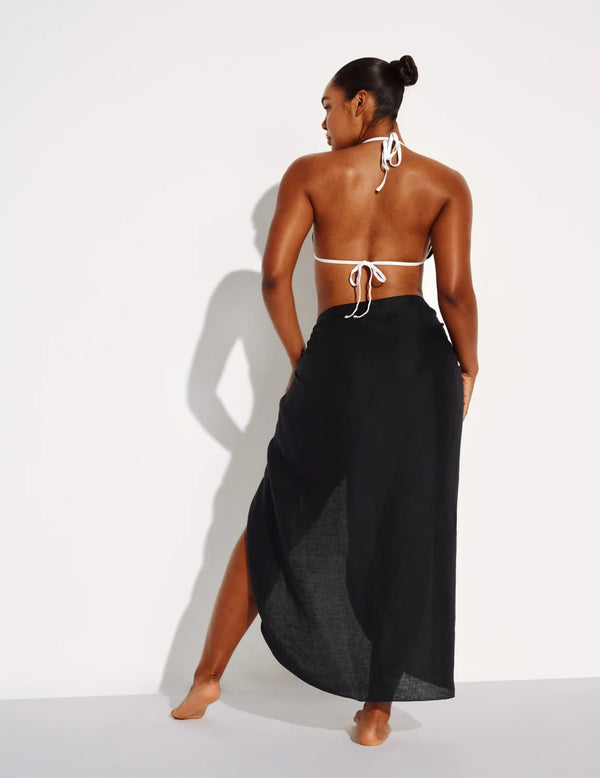 Amber has 44” hips and wears a Knix size M/L | Black