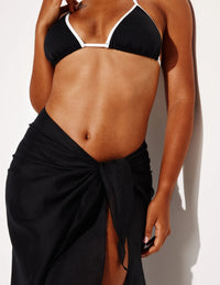 Amber has 44” hips and wears a Knix size M/L | Black