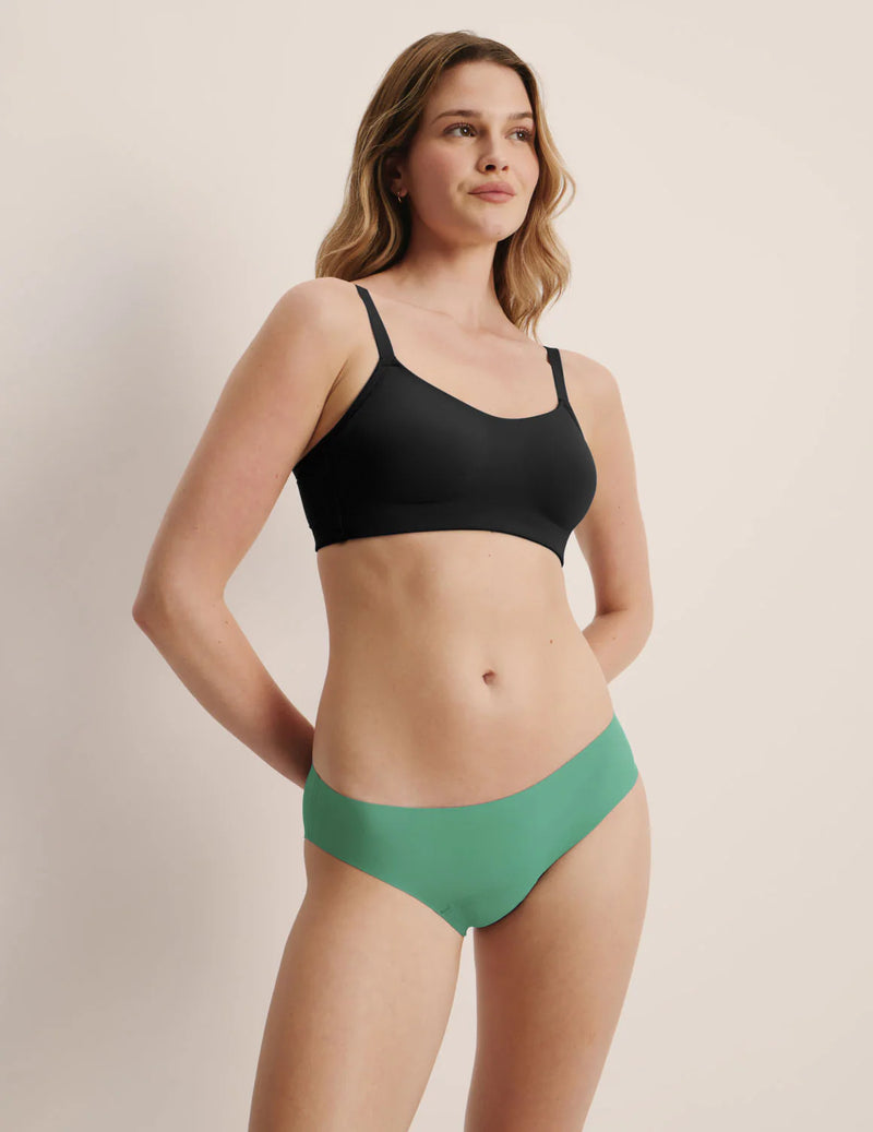 Esther is wearing KNIX M | Pistachio