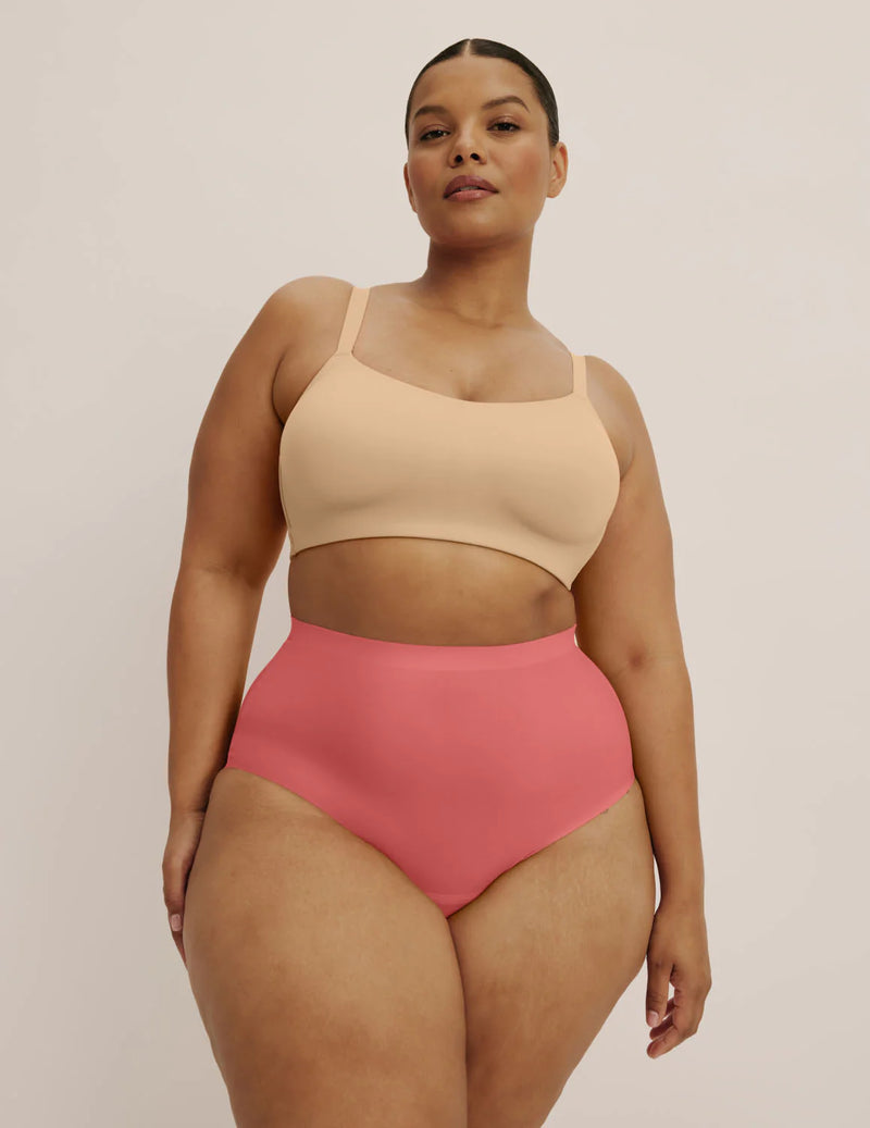 Leslie is wearing KNIX XXL | Rosette