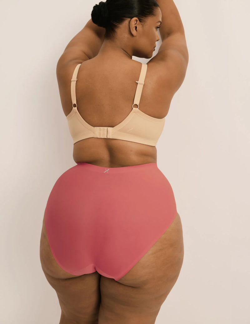 Leslie is wearing KNIX XXL | Rosette