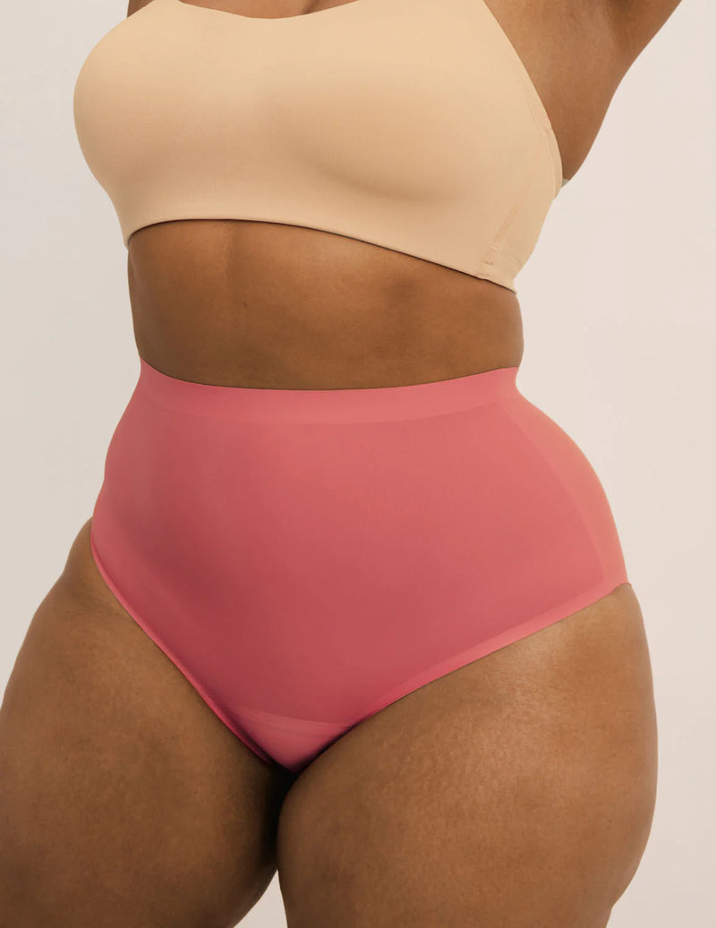 Leslie is wearing KNIX XXL | Rosette