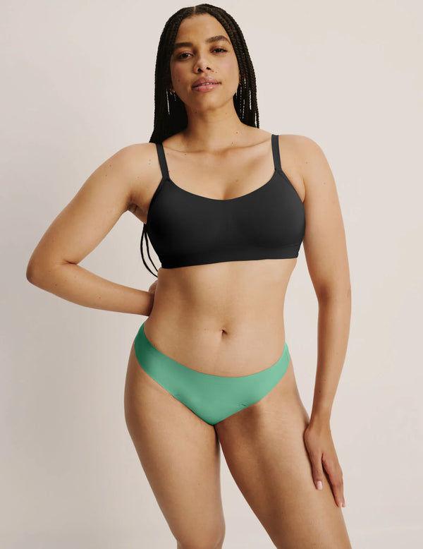 Abigail is wearing KNIX L | Pistachio