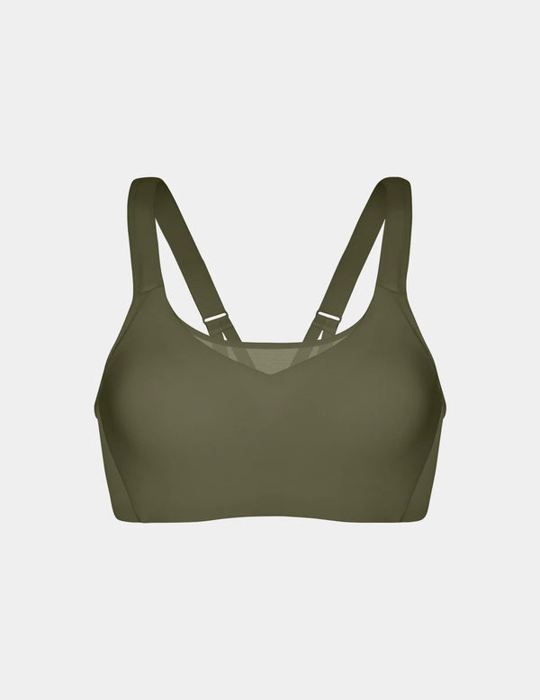 Adiya is a 36C and wears a Knix size L | Olive