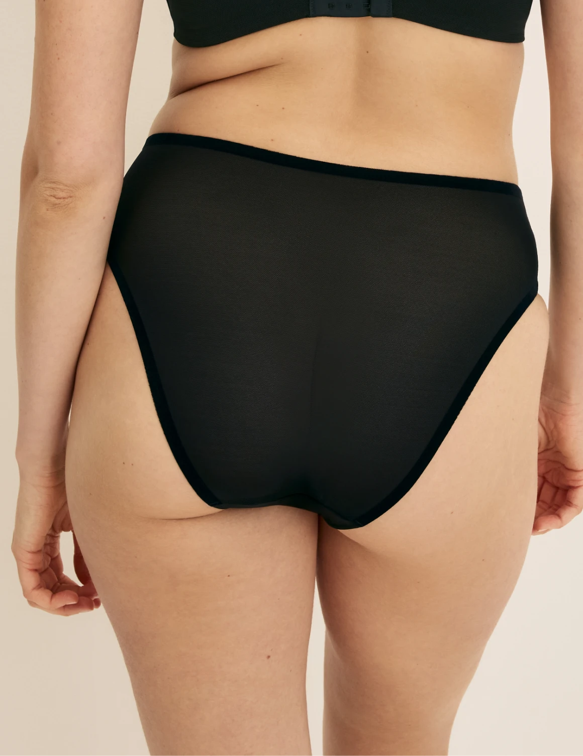 Sarah has 38.5“ hips and wearing KNIX M | Black