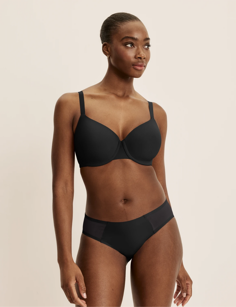 Orlane has 40” hips and wearing KNIX M | Black