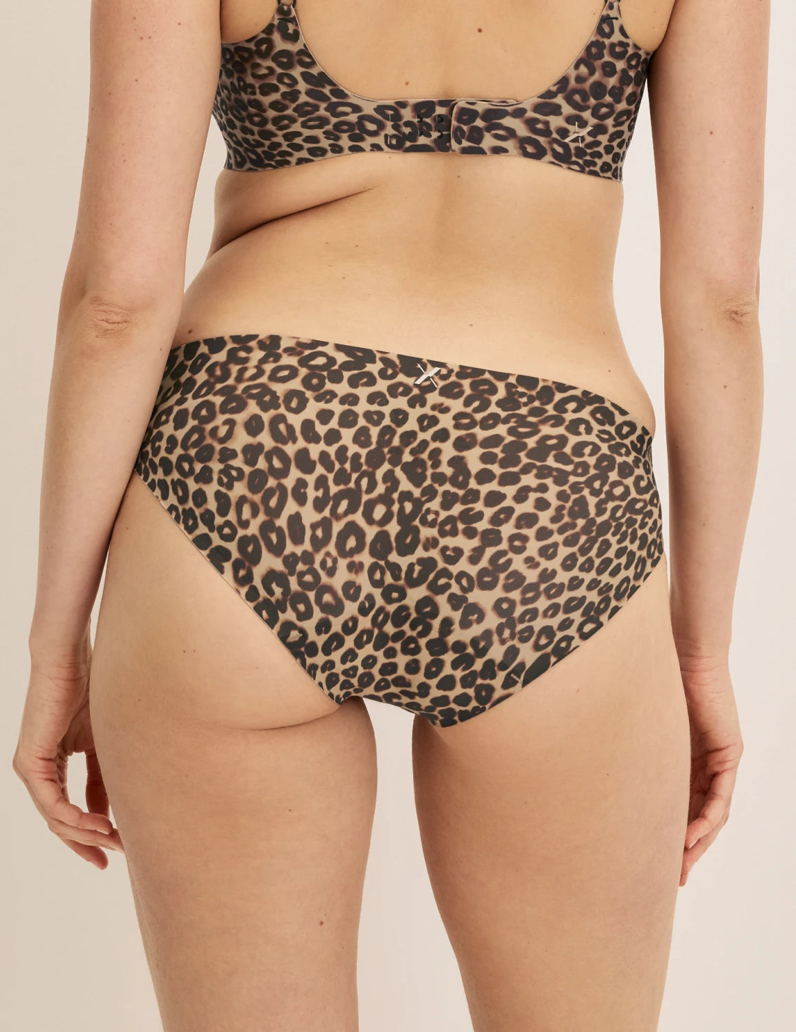 Sarah has 38.5“ hips and wears KNIX M | Cheetah Print
