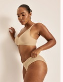 Amber has 46” hips, and wearing KNIX L | Warm Sand