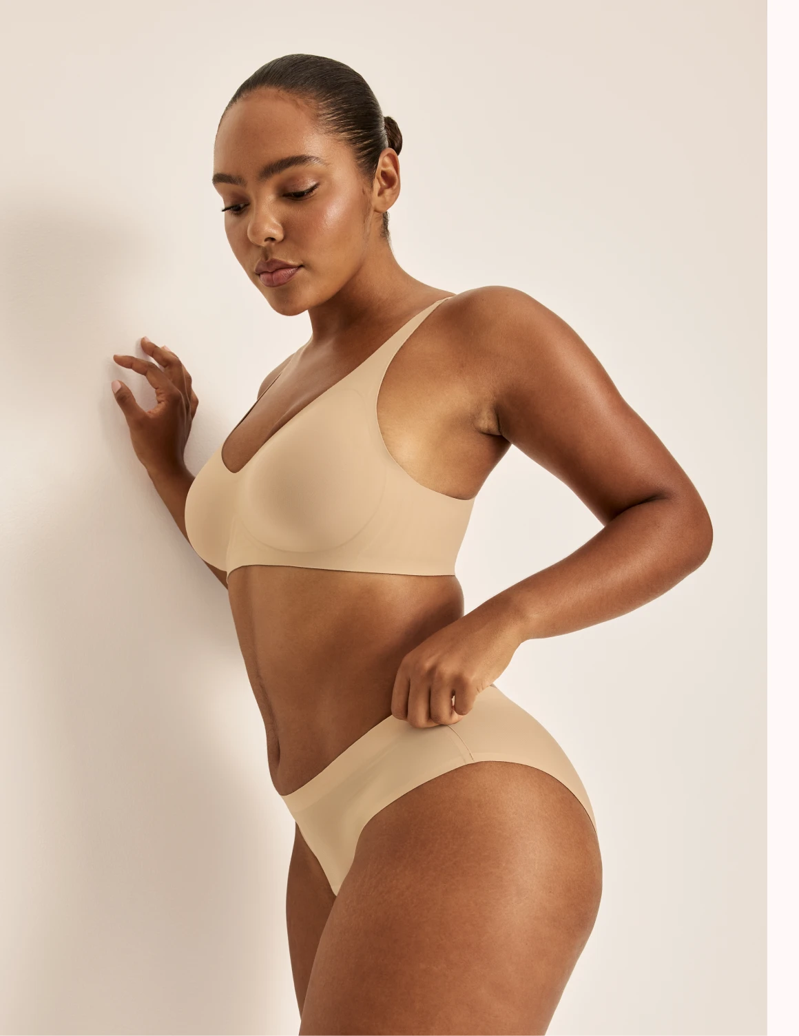 Amber has 46” hips, and wearing KNIX L | Warm Sand