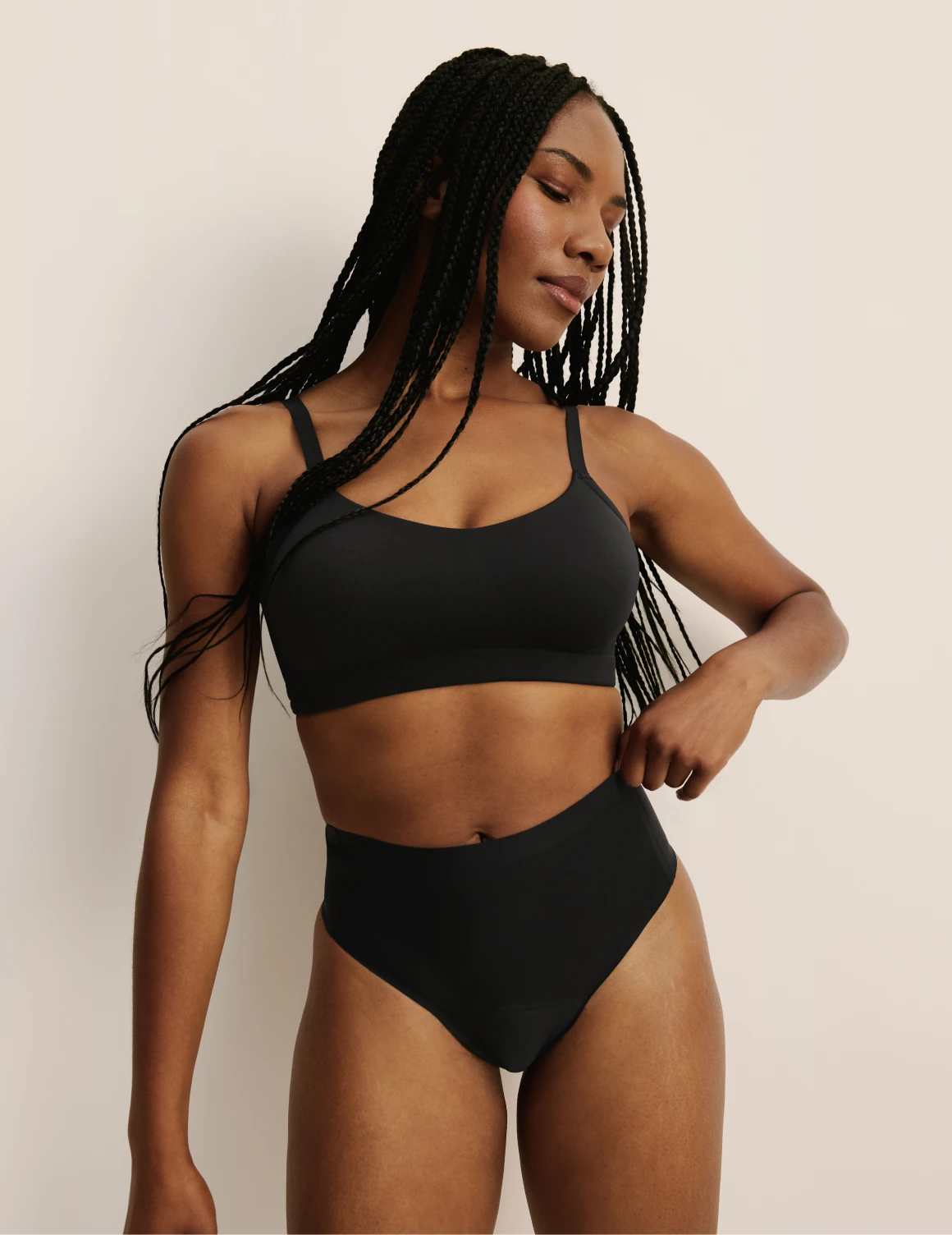 Gin has 38” hips, and wearing KNIX S | Black