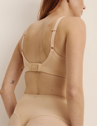 Molly has 36“ hips wearing KNIX S | Warm Sand