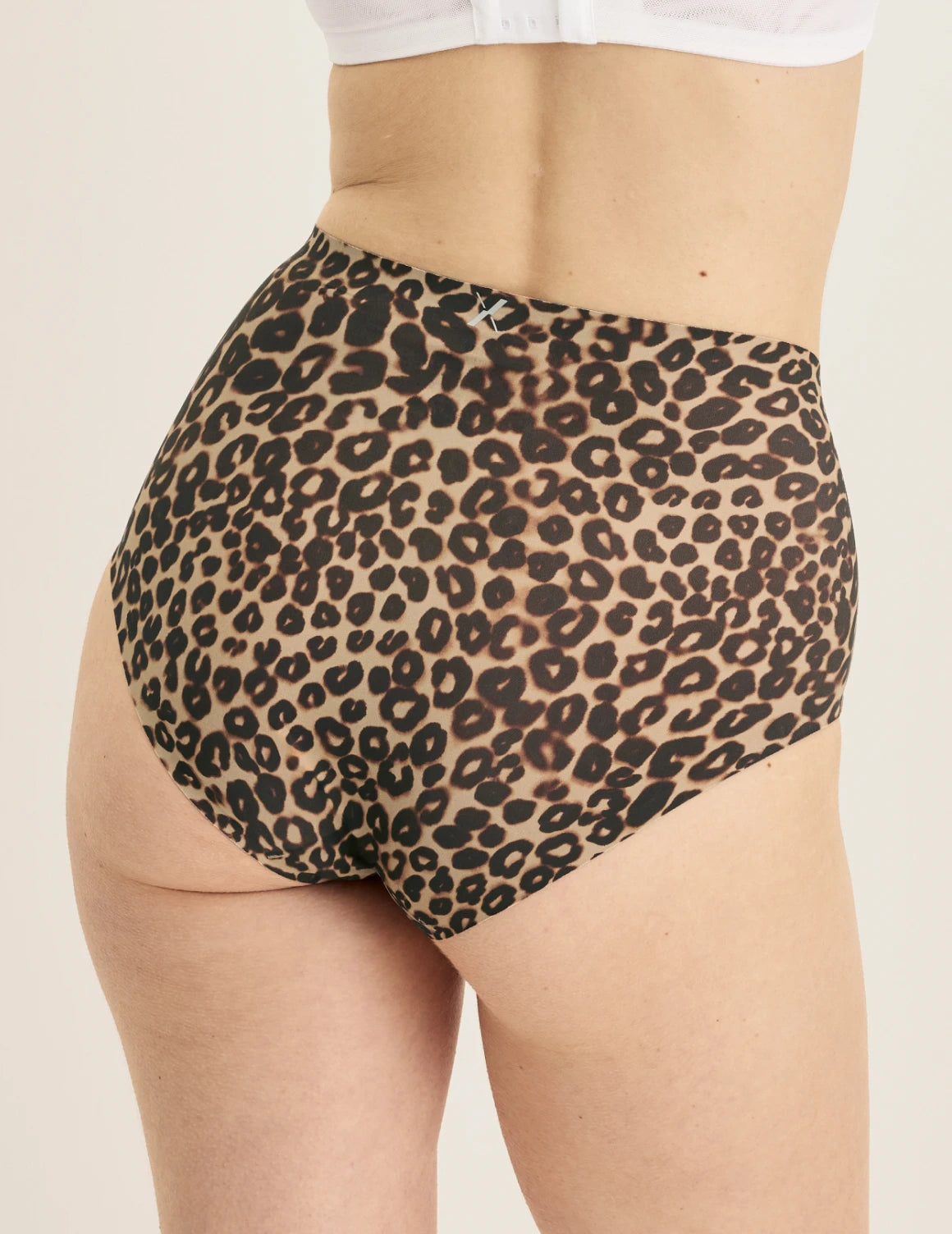 Molly has 36“ hips and wears KNIX S | Cheetah Print