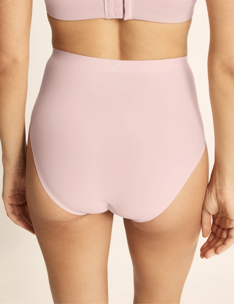 Sofia has 36.5” hips and wearing KNIX S | Rose Water