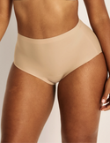 Amber has 44“ hips wearing KNIX L | Warm Sand