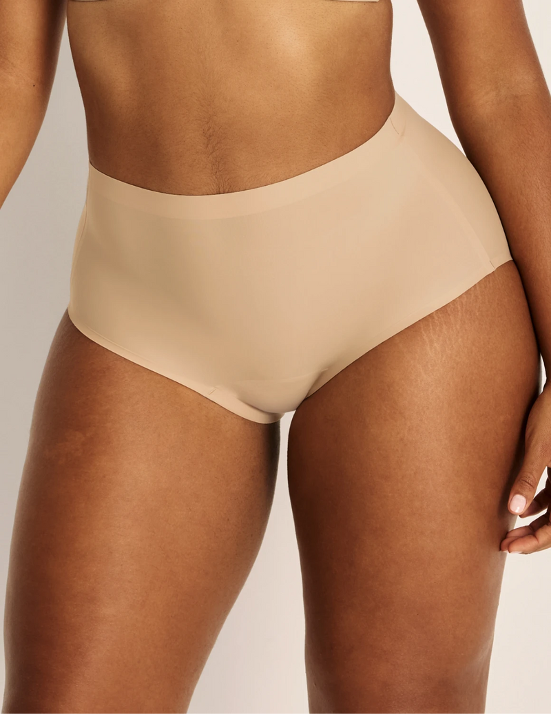 Amber has 44“ hips wearing KNIX L | Warm Sand