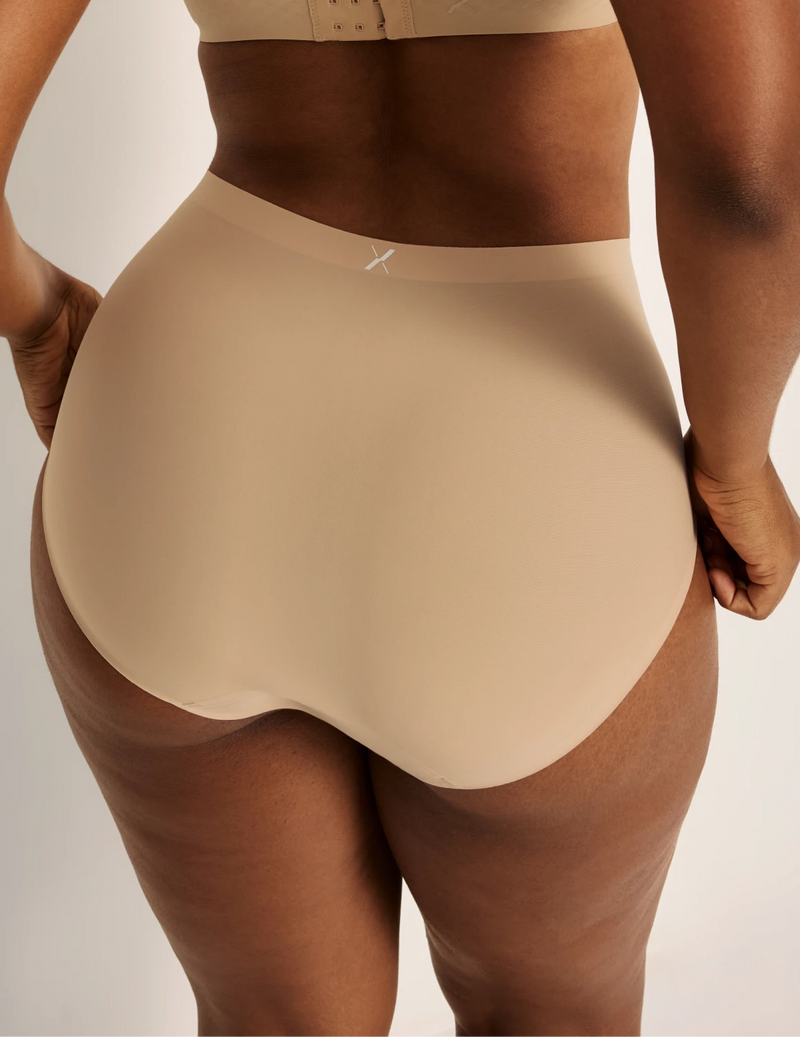 Amber has 44“ hips wearing KNIX L | Warm Sand