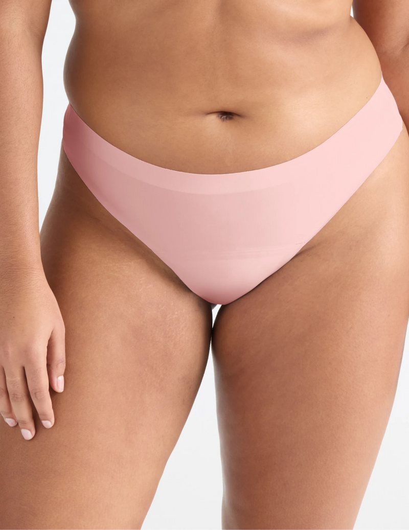 Adiya has 40” hips and wearing KNIX L | Rose Water