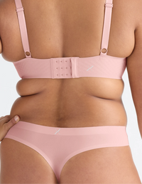 Adiya has 40” hips and wearing KNIX L | Rose Water