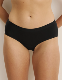 Sarah has 38.5” hips, and wearing KNIX M | Black