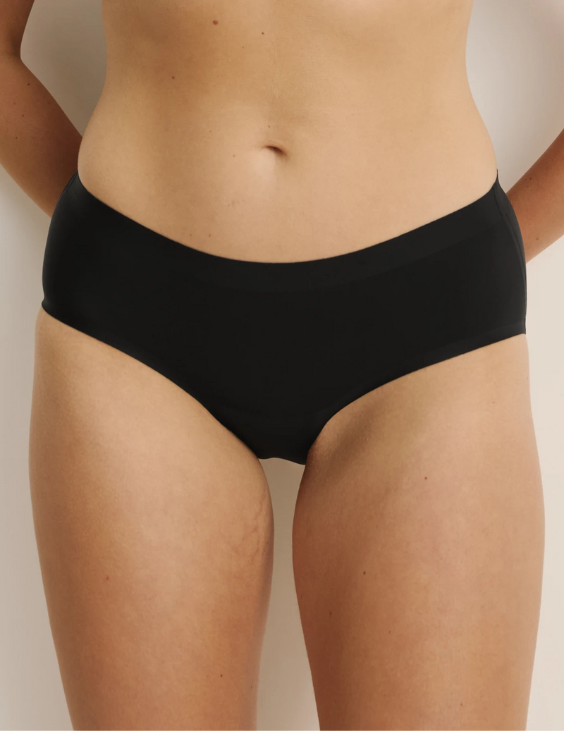 Sarah has 38.5” hips, and wearing KNIX M | Black
